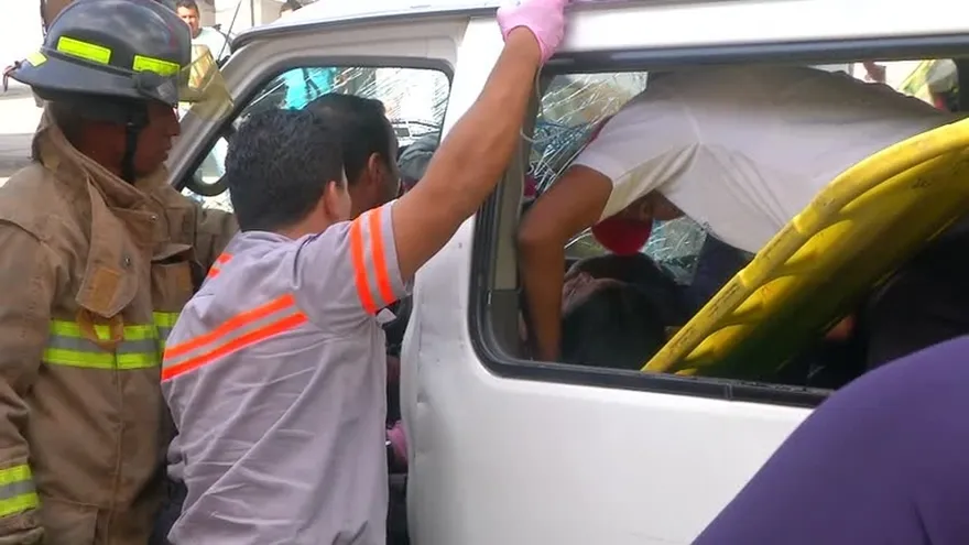 Imprudencia del conductor provoca accidente  de busito