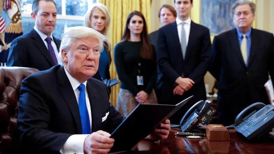 El presidente de EE.UU., Donald Trump firmó hoy dos órdenes ejecutivas para resucitar los polémicos proyectos de los oleoductos Keystone XL y Dakota Access, con lo que cumple dos de sus promesas de campaña pese a las críticas de grupos ecologistas.