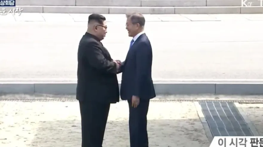 Kim Jong-un bromea con Moon Jae-in al llevarlo al Norte de la frontera