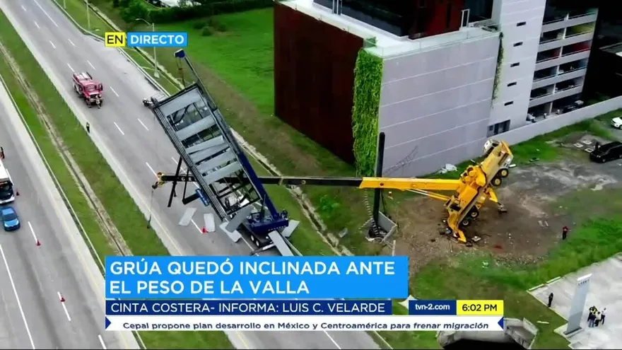 Caída de estructura publicitaria provoca tranque en el Corredor Sur