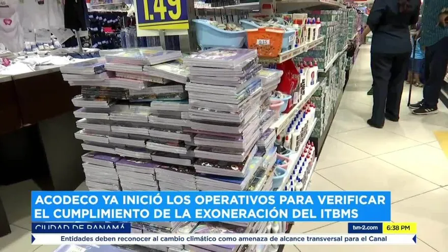 Padres de familia compran útiles escolares