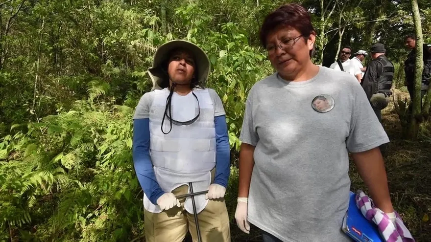 Madres que buscan desaparecidos en México descubren más fosas
