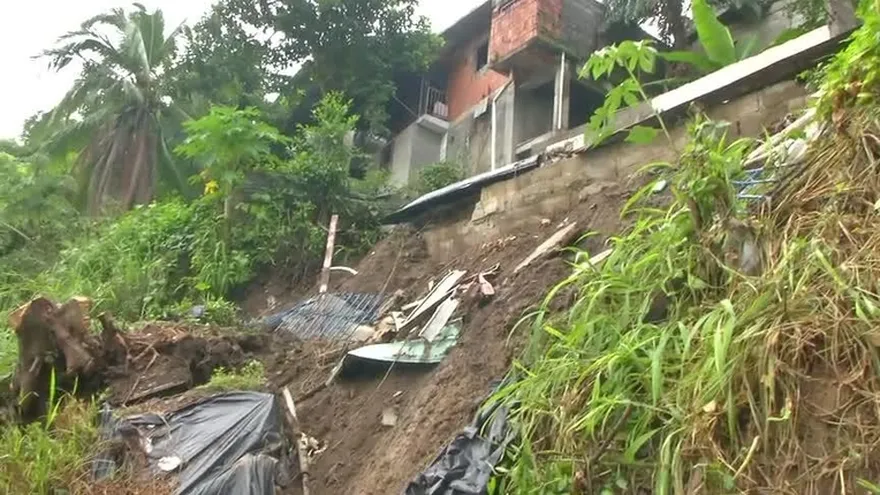 Colapsan ocho muros en la capital