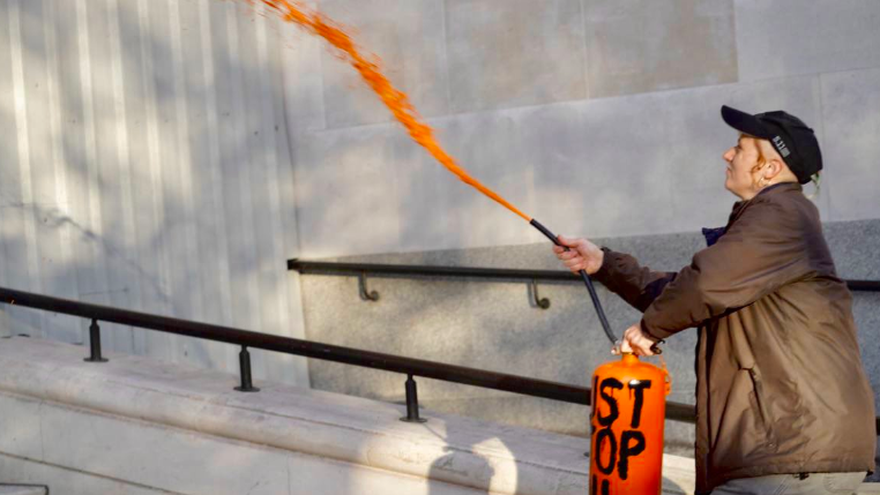 Ecologistas pintando edificios importantes en Londres