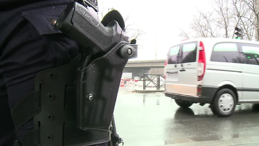 Muere una policía baleada en París, en tensión por atentado