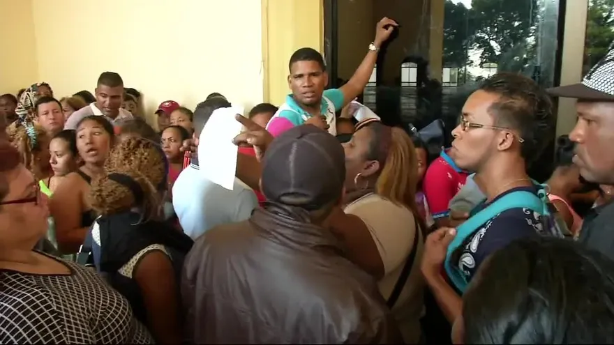 Gritos y empujones en Amador