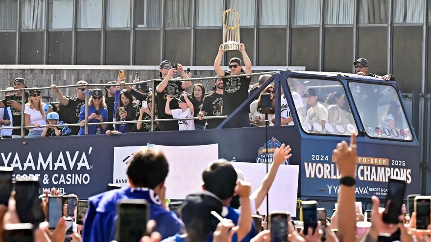 Integrantes de los Dodgers muestran el trofeo de la Serie Mundial a sus fanáticos en Los Ángeles