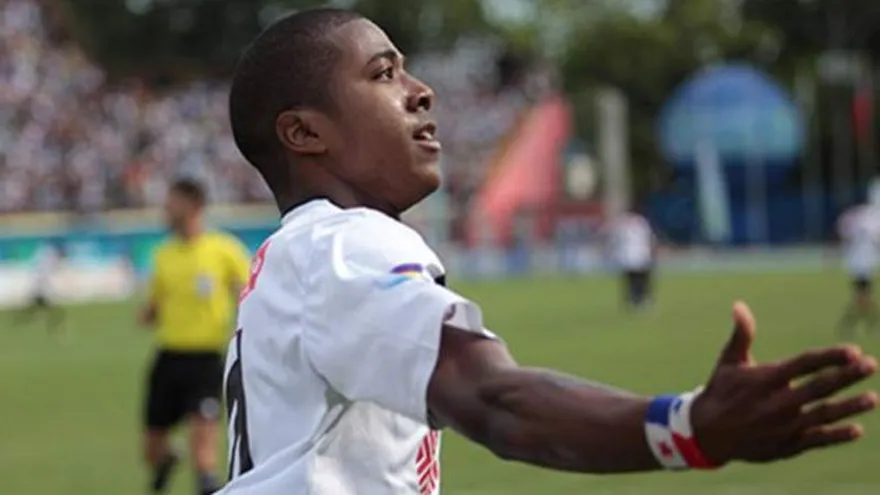 Actuación de Ricardo Clarke y Luis Ovalle, con asistencias y goles