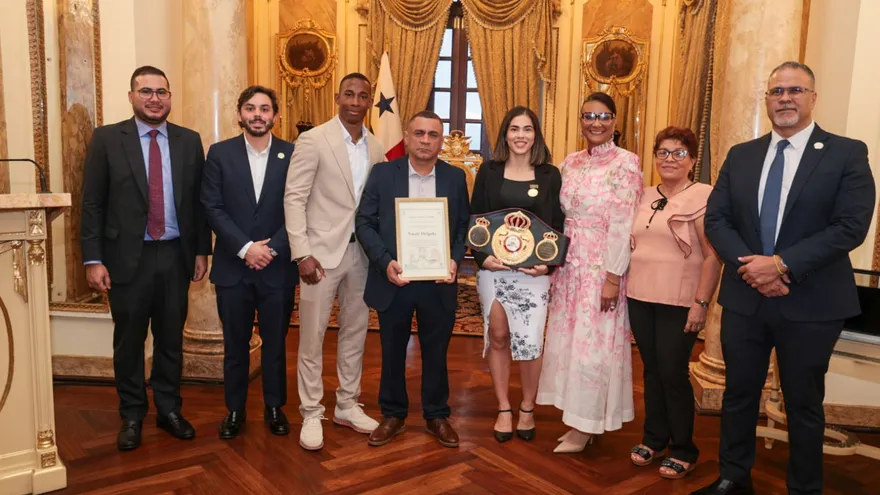 Nataly Delgado (con el cinturón en sus manos) recibe el reconocimiento en el Salón Amarillo del Palacio Presidencial