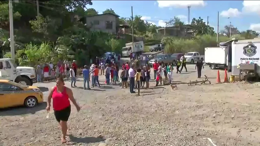 Residentes de Tierra prometida cierran vía