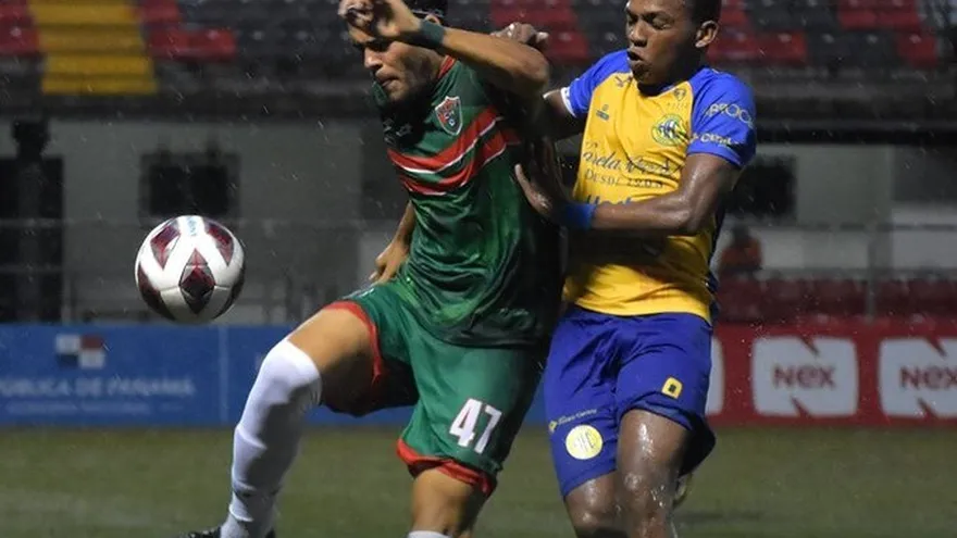 José Ortega (47) y Ronaldo Córdoba, luchan por la pelota.