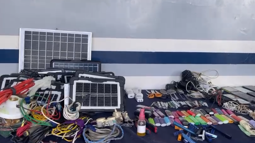 Artículos prohibidos decomisados en la cárcel de Santiago