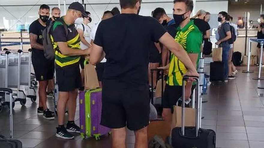 Defensa regresa a Argentina pese a cuarentena tras un permiso especial