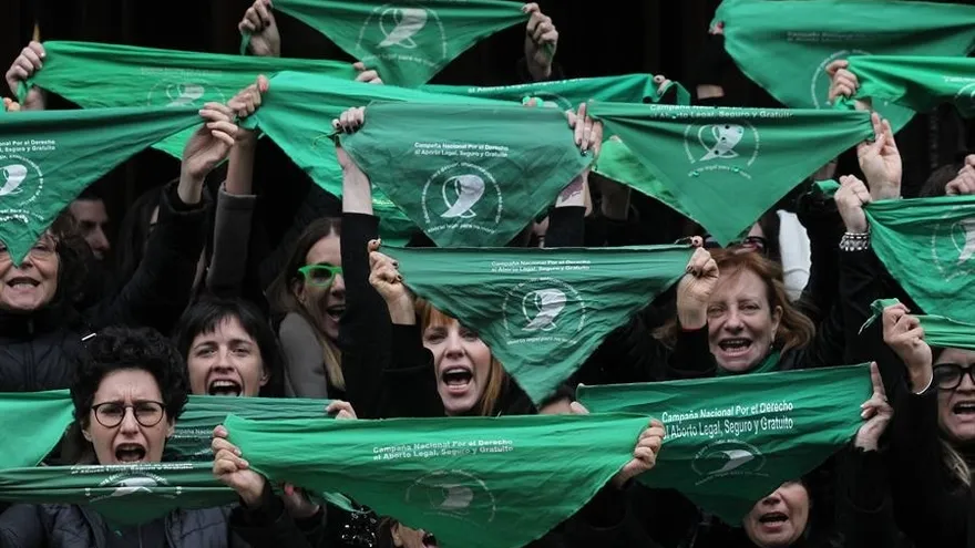"La ola verde" por el aborto legal en Argentina llega cuando "casi" será ley