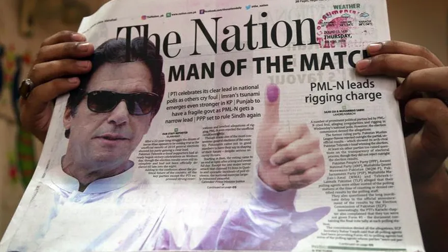 Photograph 2: Simpatizantes del partido Pakistán Tehreek-e-Insaf (PTI) celebran en Lahore los resultados, aun provisionales, de las elecciones generales celebradas este miércoles en Pakistán. EFE Photograph 3: Simpatizantes del partido de la Liga Musulmana de Pakistán Nawaz (PMLN), que recientemente concluyó su mandato, celebran el final de las elecciones generales celebradas este miércoles en Pakistán. EFE