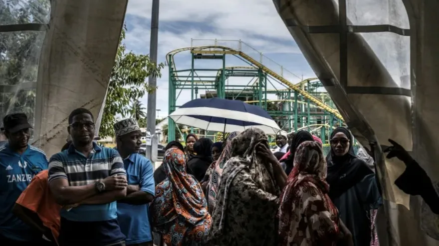 Electores hacen cola para votar en un lugar situado cerca de un parque de atracciones en Stone Town, el 29 de octubre de 2025, en Tanzania