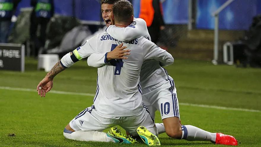Sergio Ramos (de espalda) recibe un abrazo de James Rodríguez (de frente)