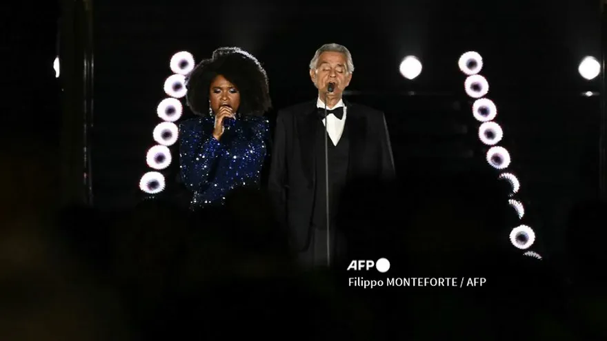 Andrea Bocelli y Jennifer Hudson juntos en el concierot en el Vaticano.