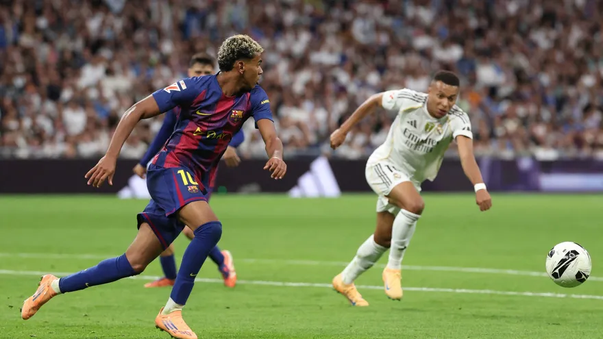 Lamine Yamal (i) y Kylian Mbappé (d) van tras el balón