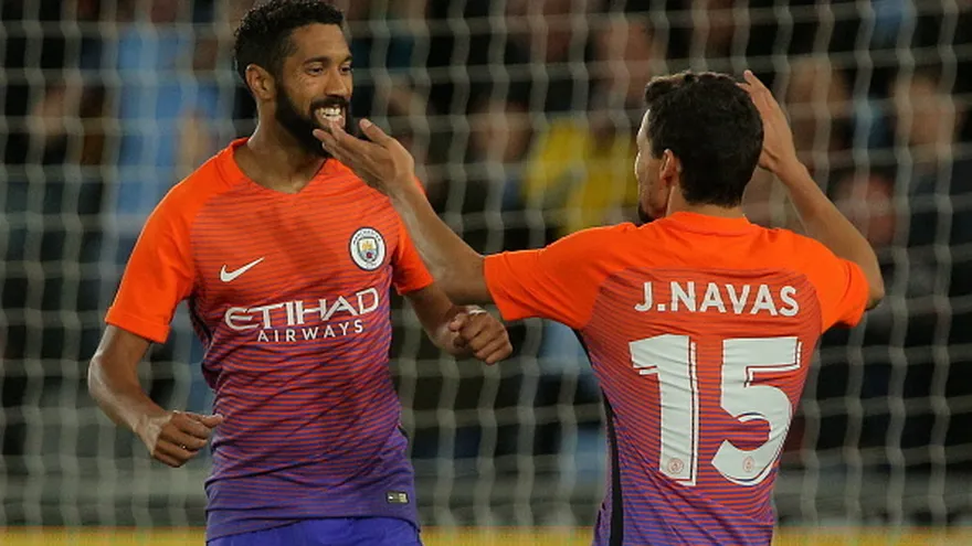 Gaël Clichy (de frente) y Jesús Navas (de espalda)
