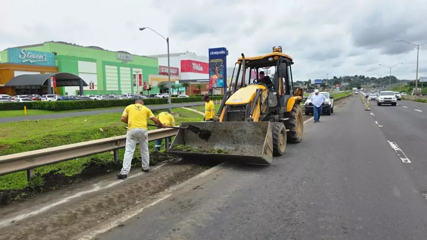 MOP realiza mantenimiento preventivo en la autopista Arraiján–La Chorrera