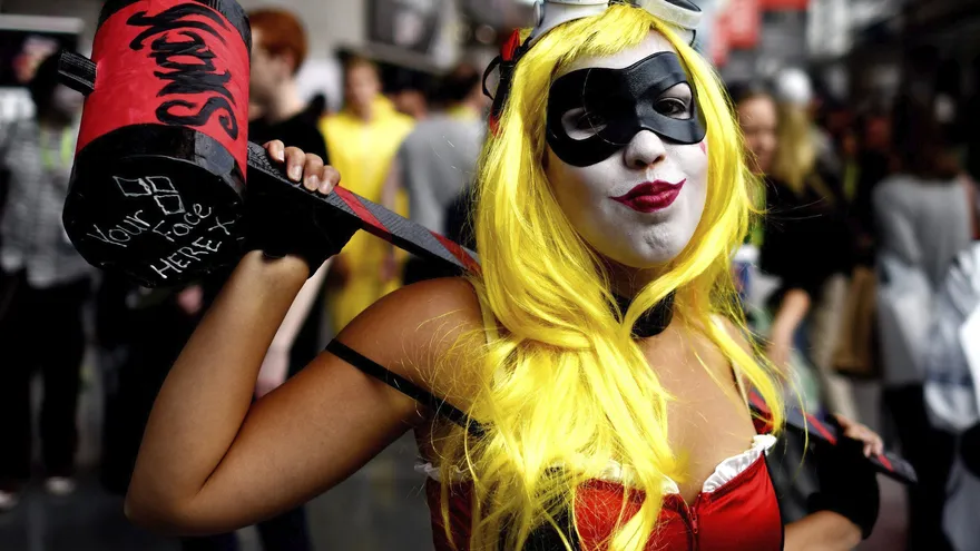 Fanáticos se disfrazan para asistir a la apertura del evento de cultura pop Comic-Con en el Jacob Javis Center, serán 4 días del evento.