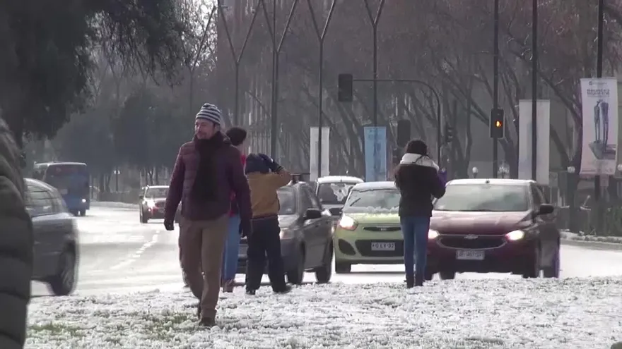 Santiago se tiñe de blanco por nevada que deja un muerto