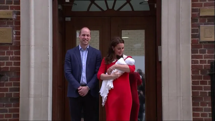 Los duques de Cambridge presentan al público a su tercer hijo