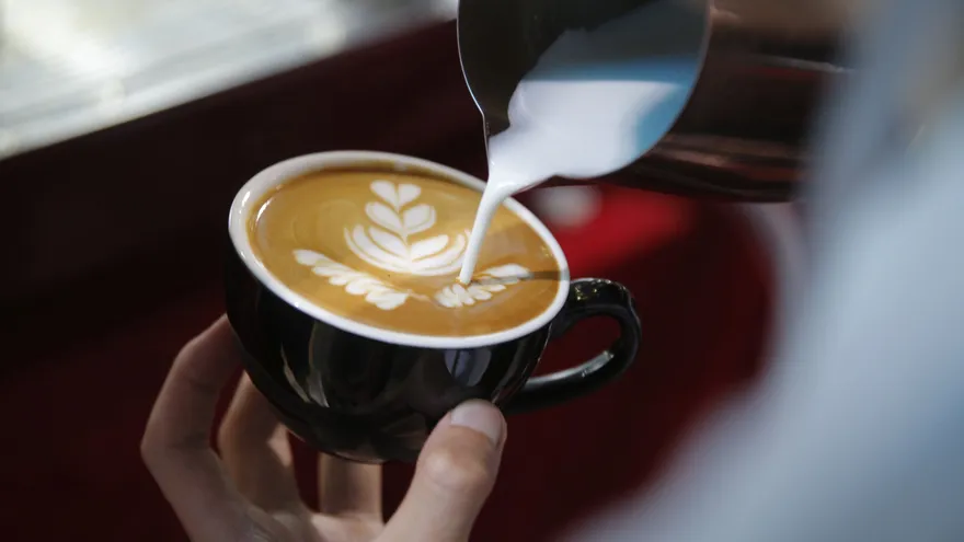 El consumo igual o mayor a cuatro tazas de café al día podría generar dependencia a la cafeína