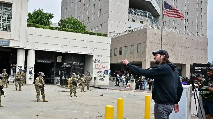 Militares llegan a apasiguar protesta en Los Ángeles