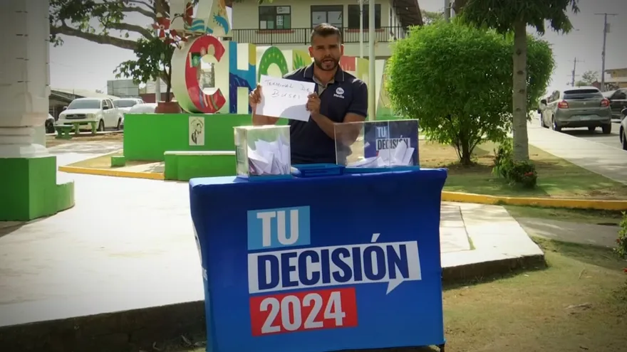 Fabio Caballero mira los resultados de la urna en La Chorrera