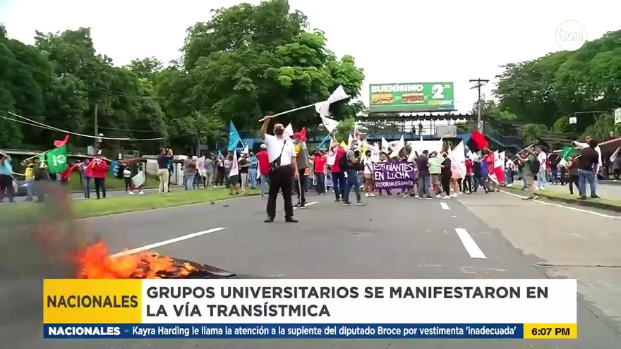 Universitarios protestas en vía Transístmica