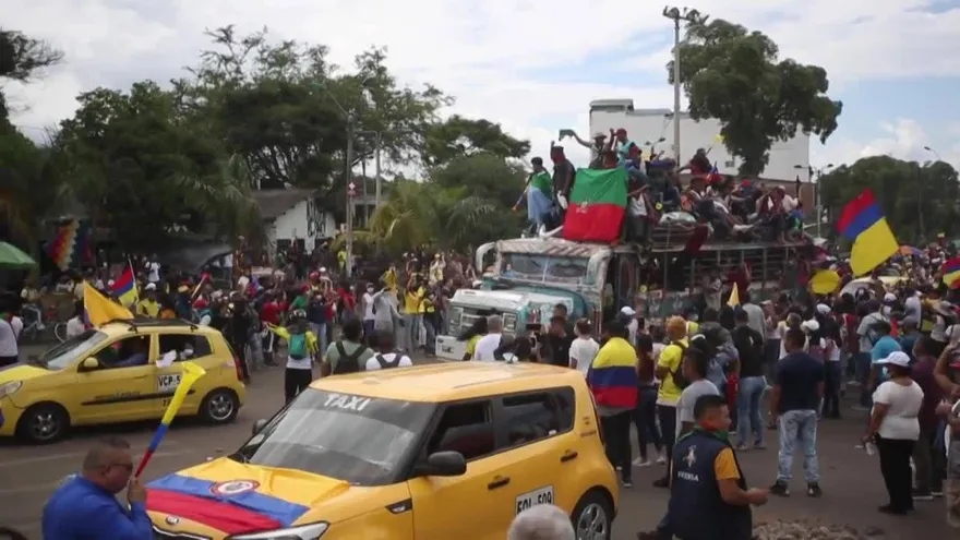 Policía y manifestantes chocan a 14 días de haber iniciado las protestas en Colombia
