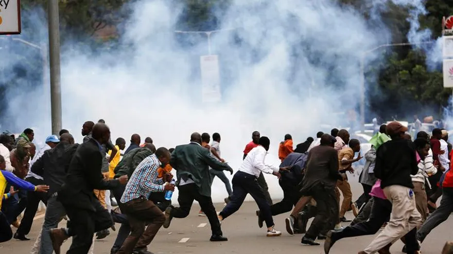 Vista de los simpatizantes de la Coalición para la Reforma y la Democracia (CORD), liderados por el ex primer ministro Raila Odinga, durante una manifestación contra la Comisión Electoral Independiente (IEBC, en sus siglas inglés), en Nairobi (Kenia) hoy, 9 de mayo de 2016.