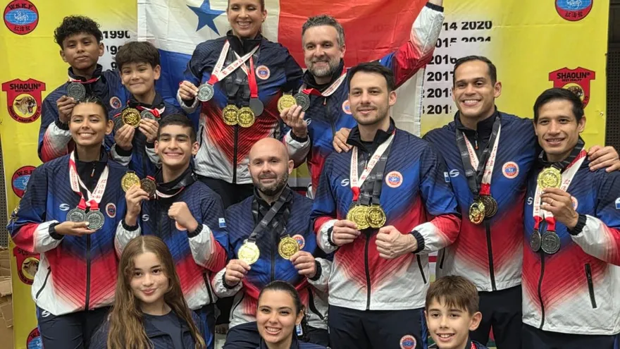 Integrantes de la delegación de Panamá muestran las medallas obtenidas en el Campeonato Mundial de Karate Do Shotokan 2025