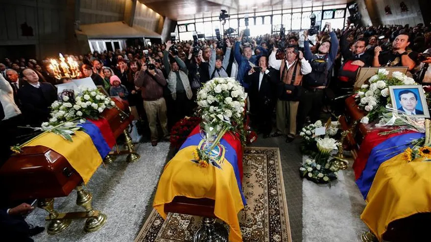 Fotografía fechada el 29 de junio de 2018. Cientos de personas acompañaron a los familiares del equipo periodístico en las exequias en la iglesia La Dolorosa del centro norte de Quito (Ecuador).