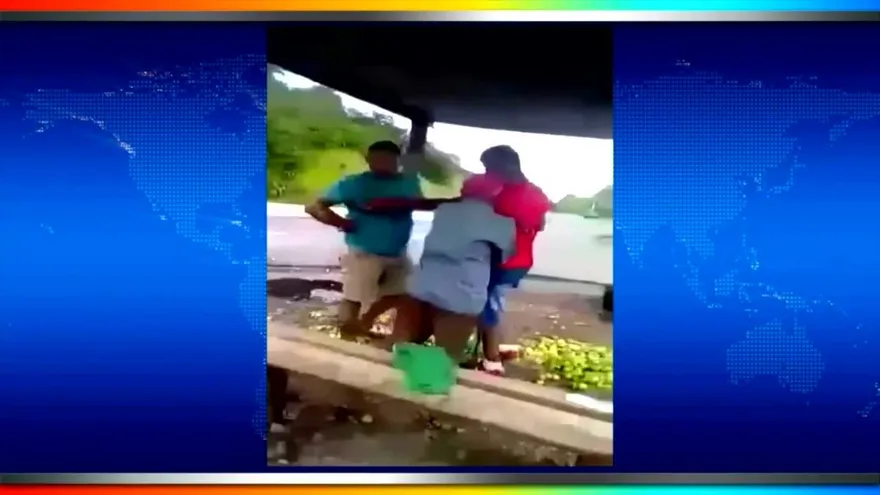 Hombre pierde el control y agrede a familia indígena