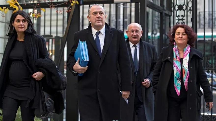 El director de campaña de Manuel Valls, Didier Guillaume, llega a la sede del Partido Socialista para entregar el dossier oficial de la candidatura de Valls en París (Francia) hoy, 15 de diciembre de 2016. Hoy es el último día de presentación de candidaturas para las elecciones primarias d la formación política.