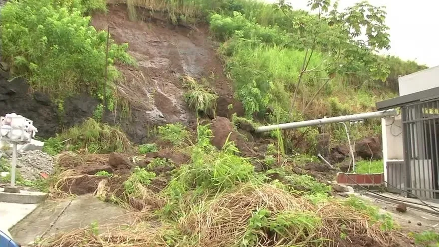 Deslizamiento de cerro en Limajo deja daños en viviendas