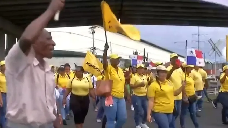 Docentes y campesinos mantienen manifestación en Cuatro Altos de Colón