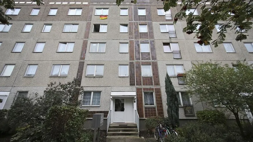 Fachada del edificio residencial en el que fue arrestado ayer el joven refugiado sirio fugado el sábado tras hallarse en su domicilio explosivos para cometer un atentado, en Leipzig, Alemania, hoy, 11 de octubre de 2016.