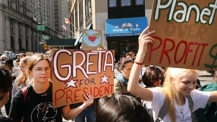 Estudiantes se manifiestan en la ciudad de Nueva York por acciones que impacten el cambio climático.