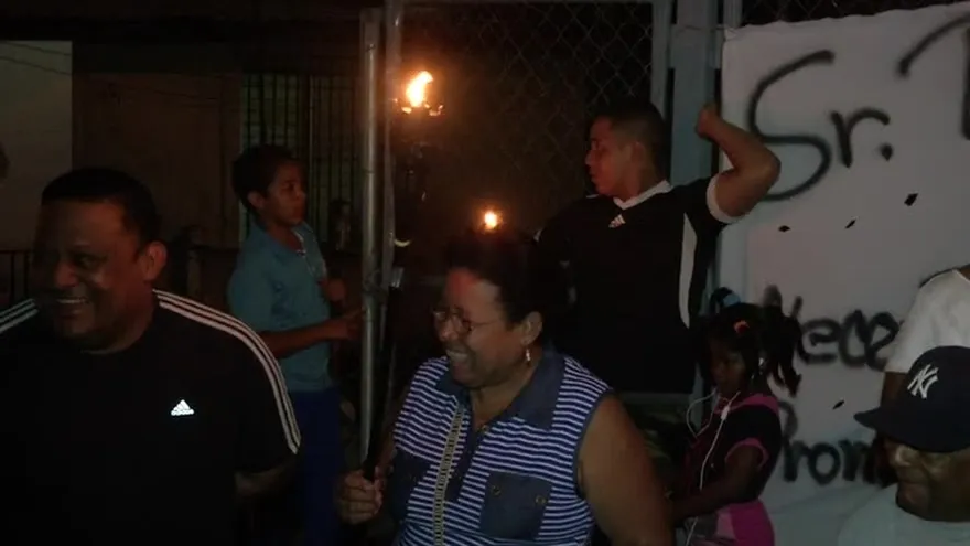 Realizan vigilia exigiendo sus viviendas