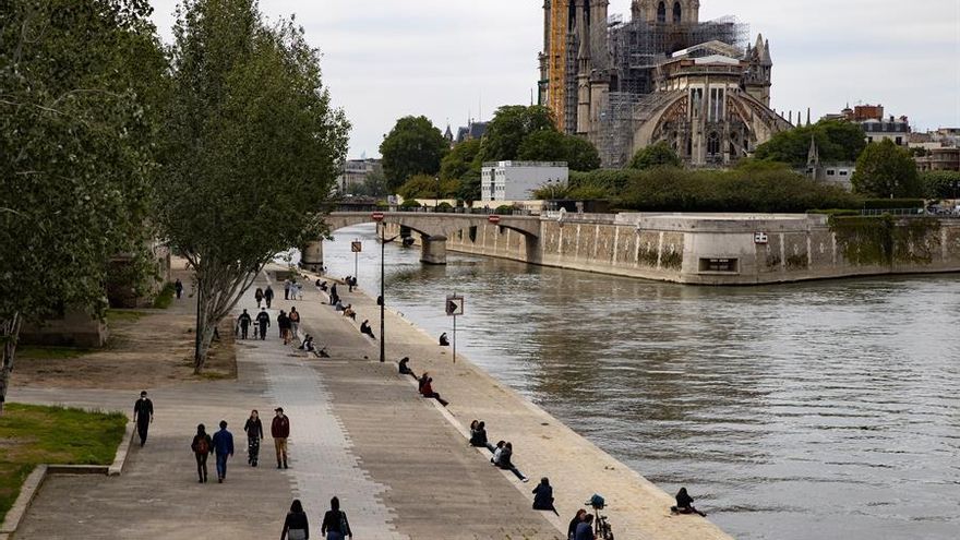 Poco a poco los ciudadanos de París van retornando a las calles.