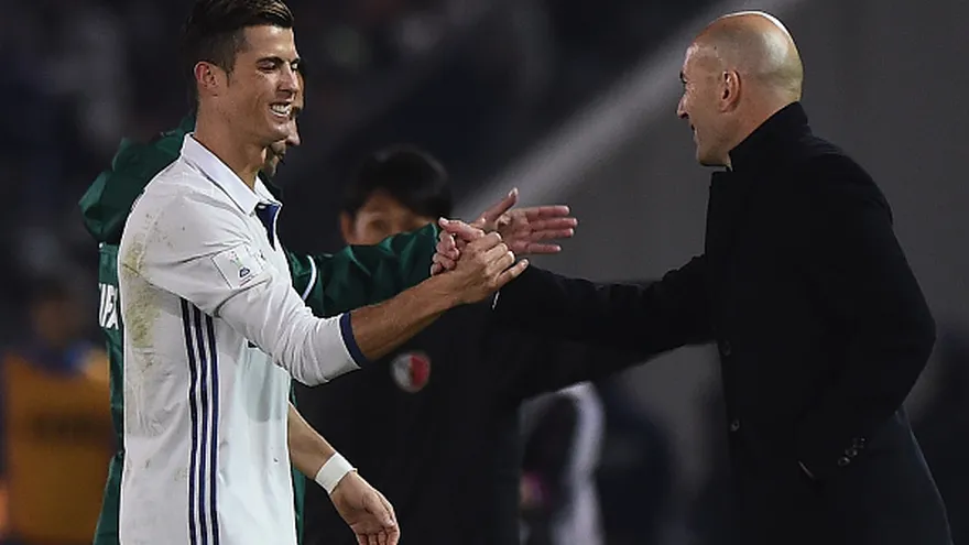Zinedine Zidane (d) saluda a Cristiano Ronaldo (i)