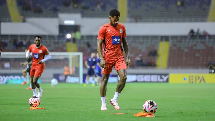 Michael Amir Murillo durante un calentamiento de la selección de Panamá