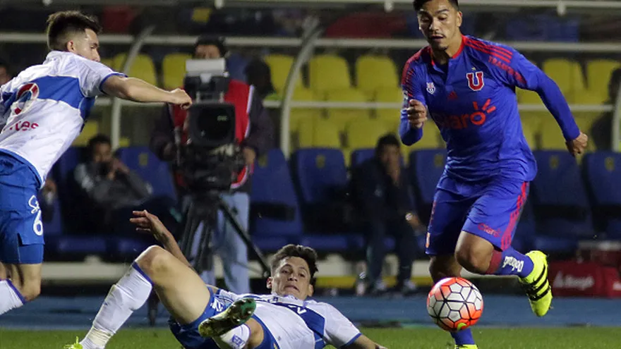 Lorenzo Reyes (con el balón) fue llamado de emergencia a la selección chilena