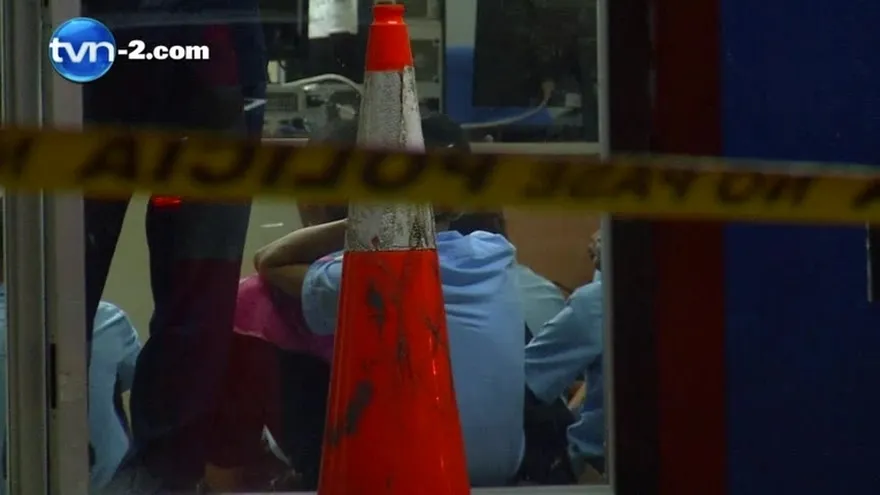 Policía Nacional detiene a bus con estudiantes por escándalo