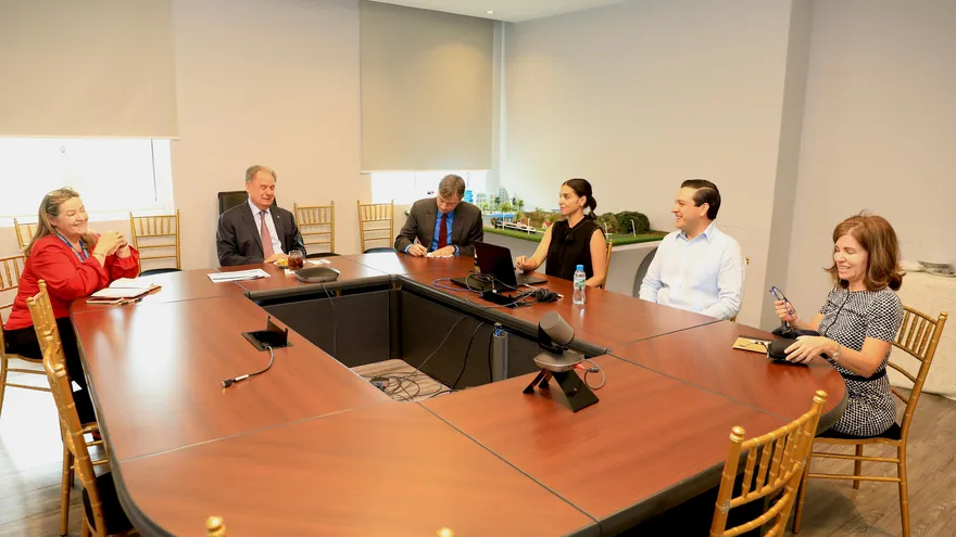Reunión entre el secretario del Ferrocarril, Henry Faarup y el embajador de EEUU en Panamá, Kevin Marino Cabrera
