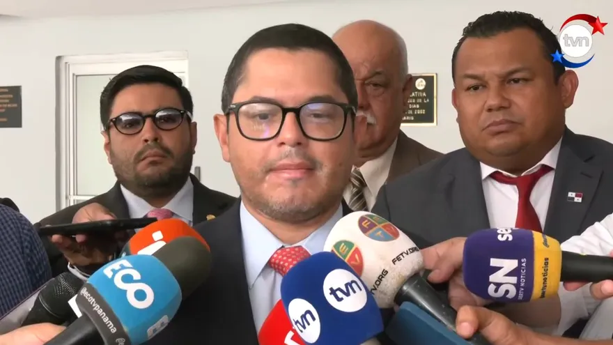 Ministro de Gobierno llega a la Asamblea para sesiones extraordinarias